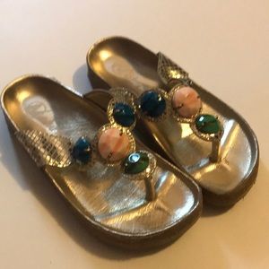 girls Naturino thong sandal.